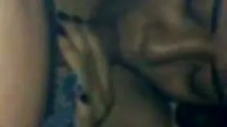 A adolescente morena ...