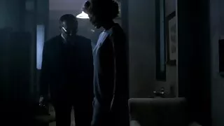 Menina elegante dá a ...