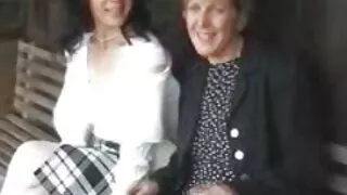 Garota magra com pei ...