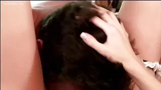 Cara dá um soco no c ...